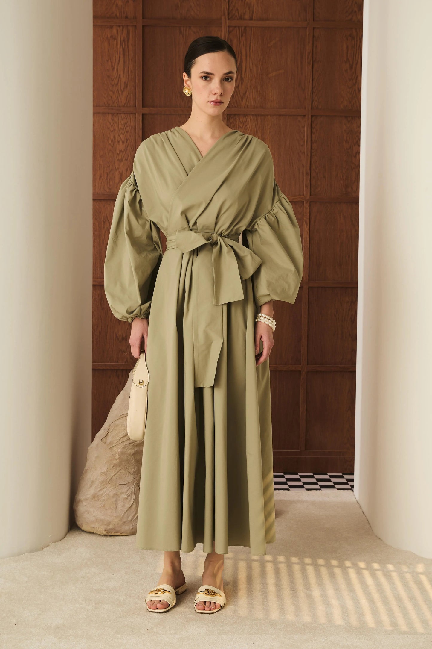 Robe enveloppe chic à manches bouffantes