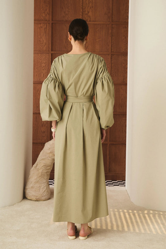 Robe enveloppe chic à manches bouffantes