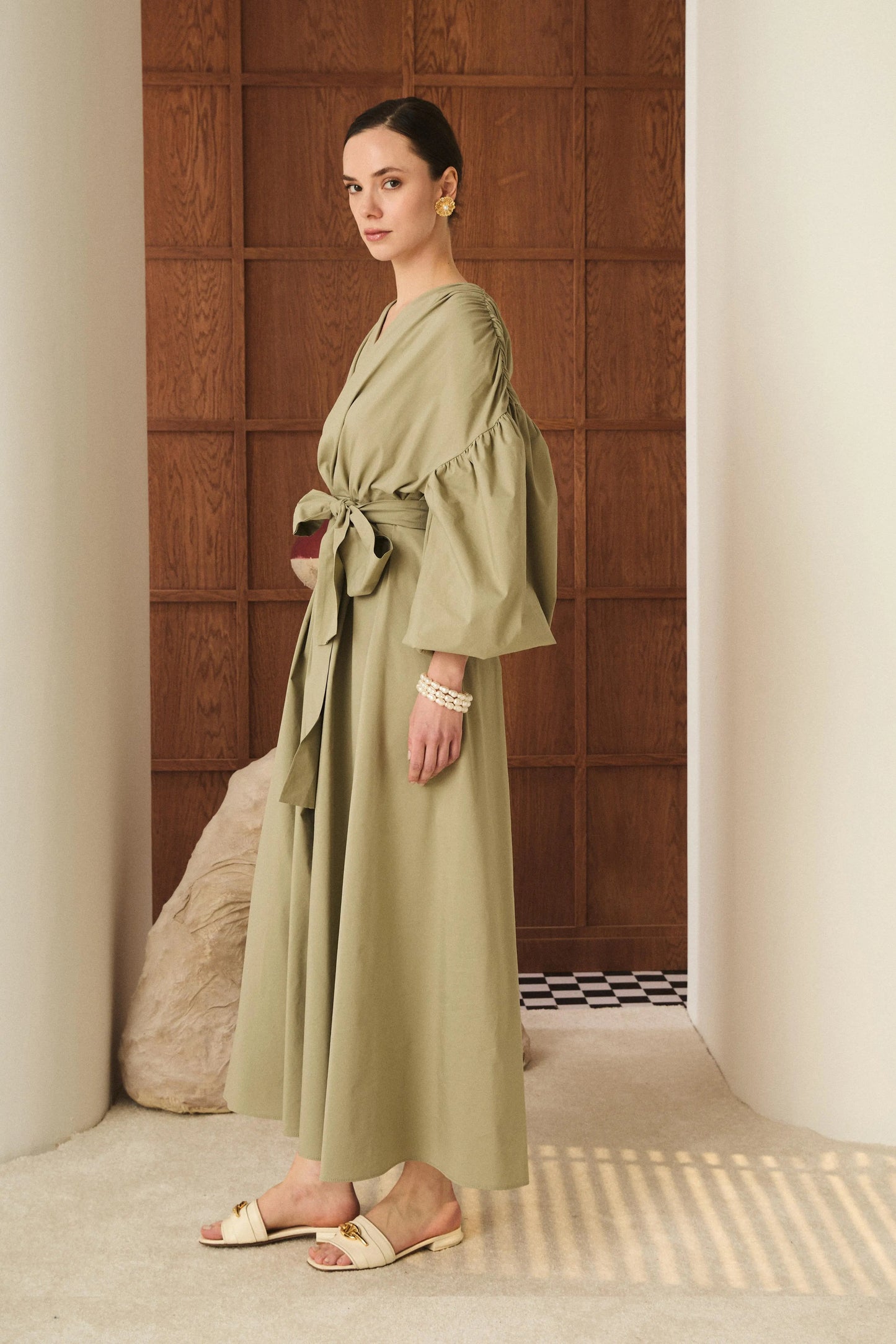 Robe enveloppe chic à manches bouffantes