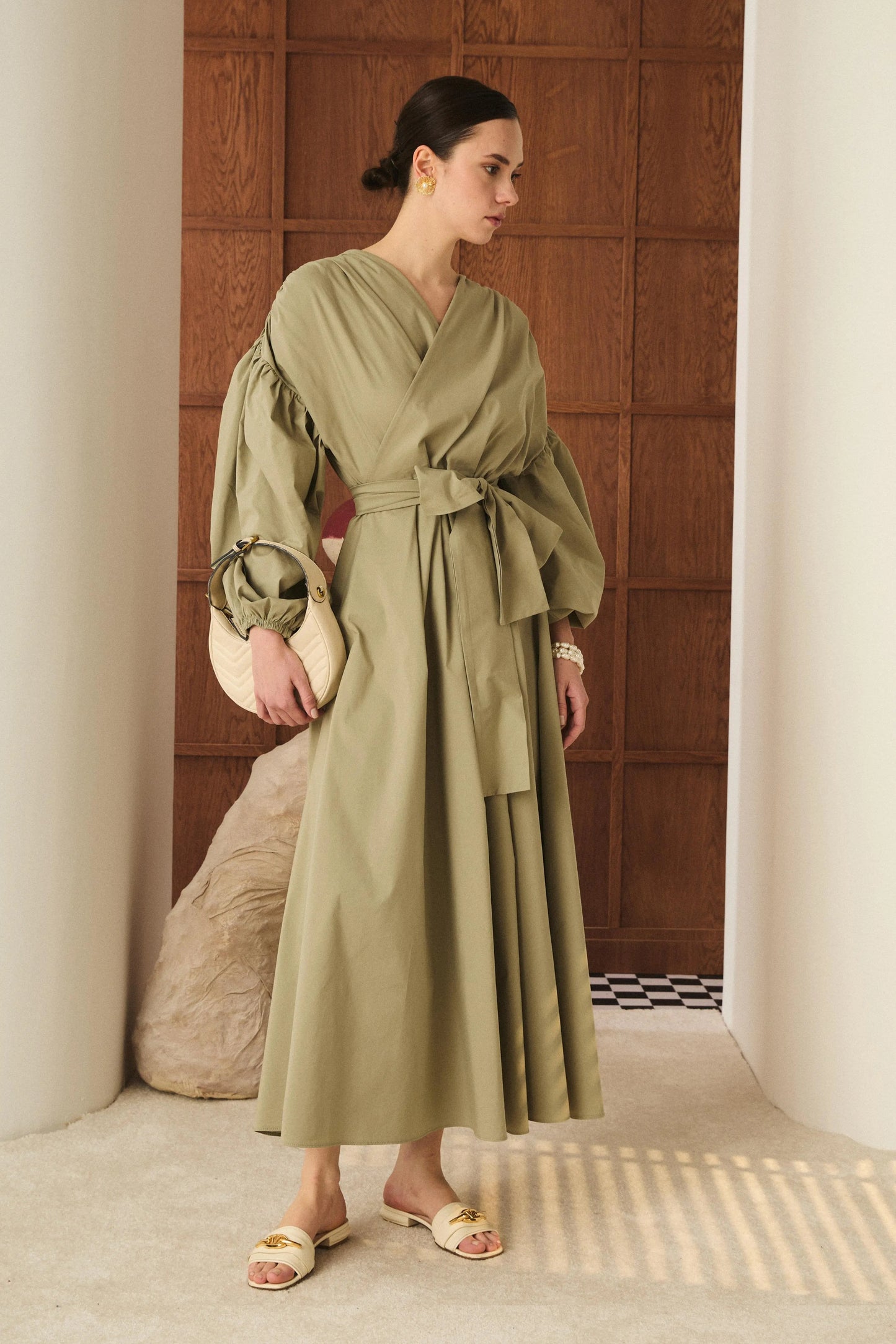 Robe enveloppe chic à manches bouffantes