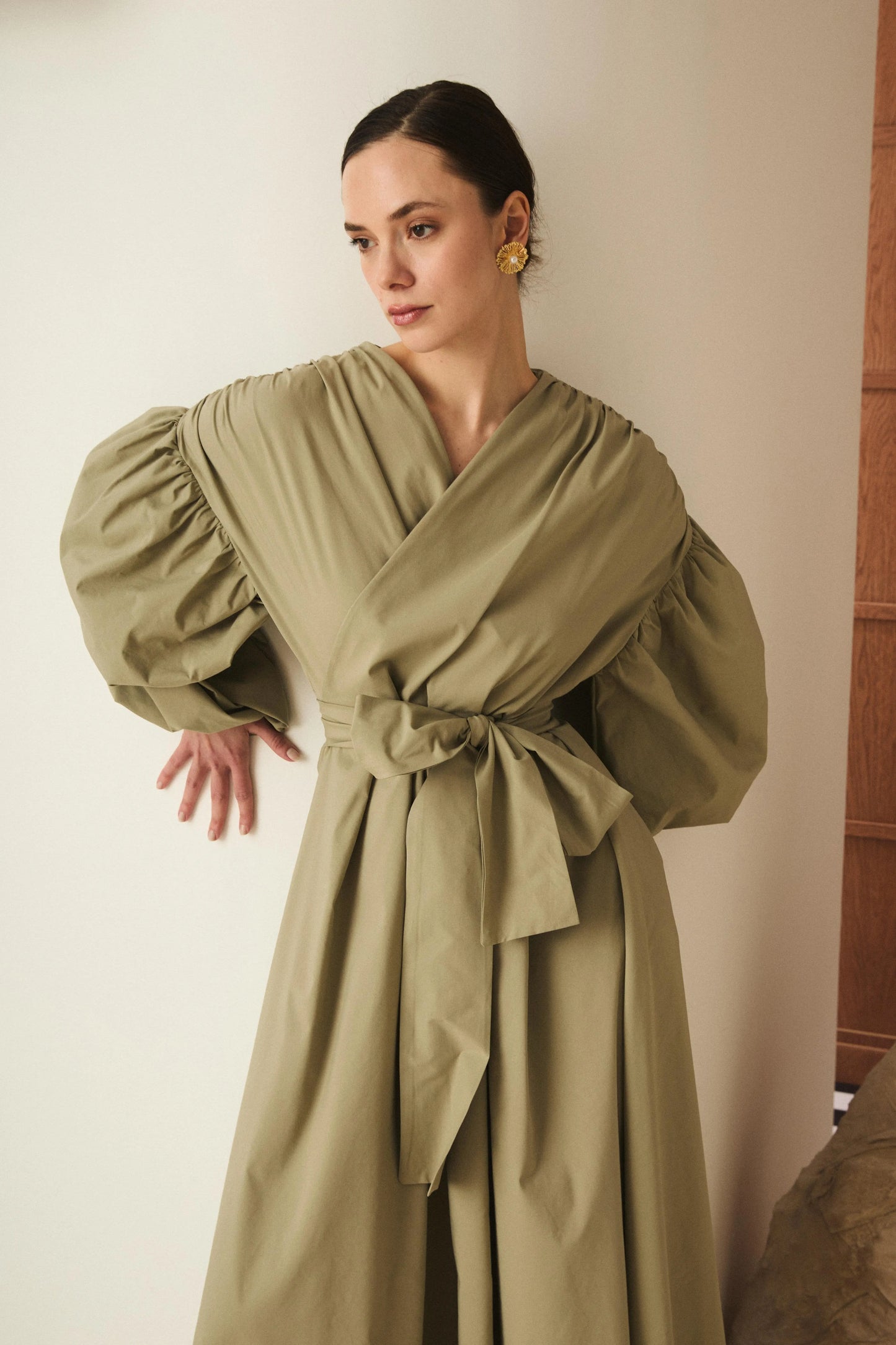 Robe enveloppe chic à manches bouffantes