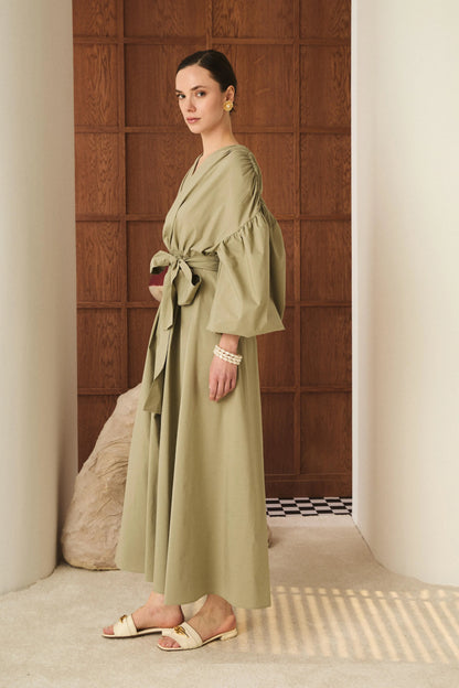 Robe enveloppe chic à manches bouffantes